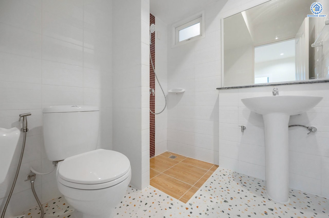 บ้านมือสองตกแต่งใหม่ โครงการ เดอะวิลล่า ราชพฤกษ์-ท่าอิฐ แบรนด์ Property Perfect เดินทางสะดวก เนื้อที่ 35.8 ตร.ว. ฟังก์ชัน 3 ห้องนอน 2 ห้องน้ำ จอดรถได้ 2 คัน บนทำเลเชื่อมต่อทั้ง ถ.รัตนาธิเบศร์ และถ.ราชพฤกษ์ และเพียง 10 นาทีถึงรถไฟฟ้า "สถานีบางรักน้อยท่าอิฐ"